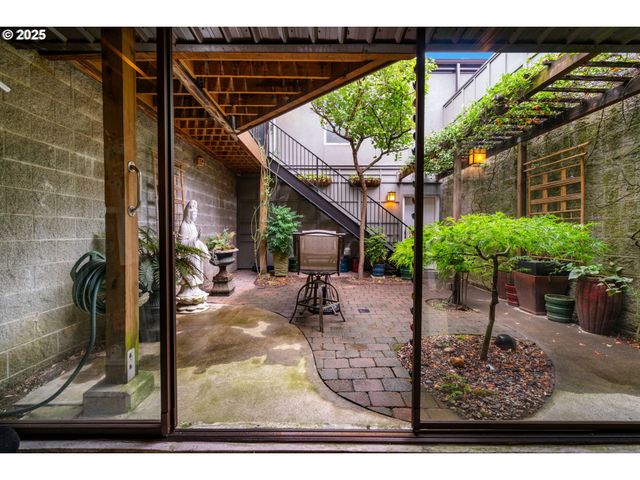 1135 Nw IRVING St, Portland, OR 97209