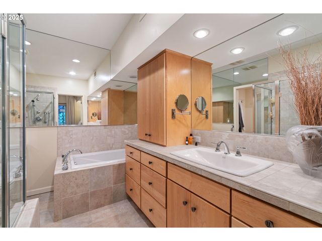 1135 Nw IRVING St, Portland, OR 97209