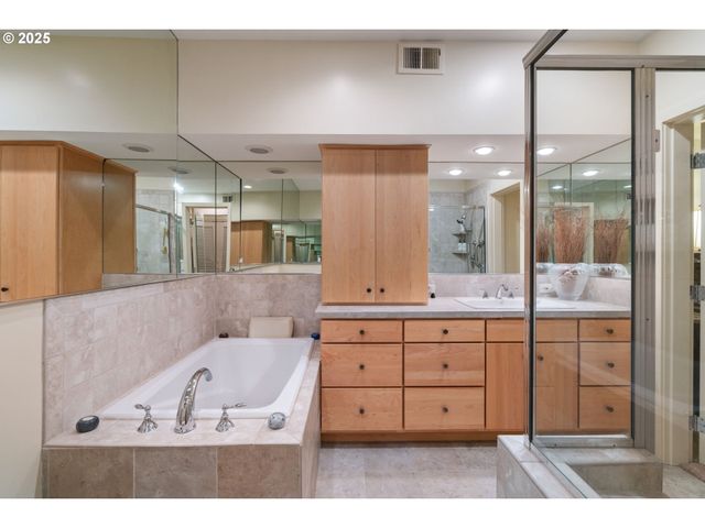 1135 Nw IRVING St, Portland, OR 97209