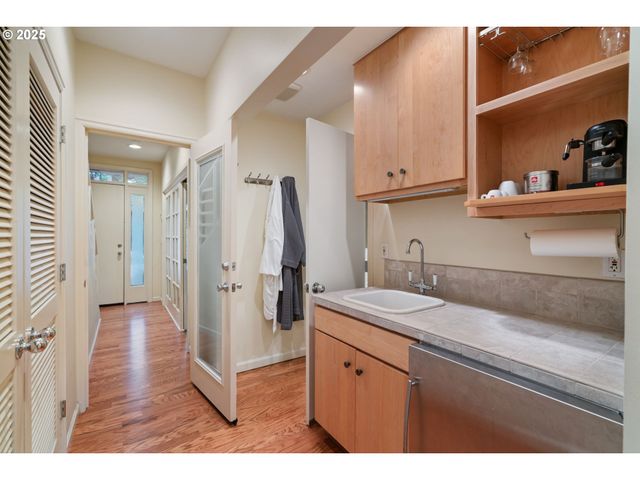 1135 Nw IRVING St, Portland, OR 97209