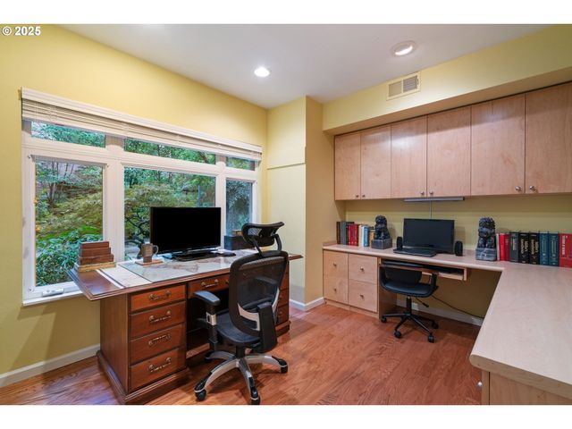 1135 Nw IRVING St, Portland, OR 97209