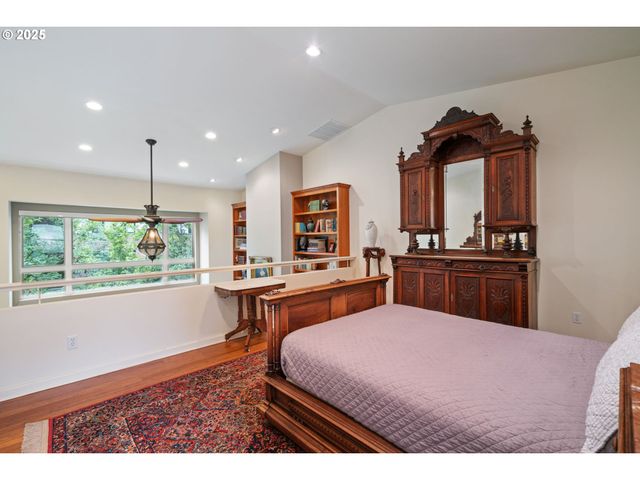 1135 Nw IRVING St, Portland, OR 97209