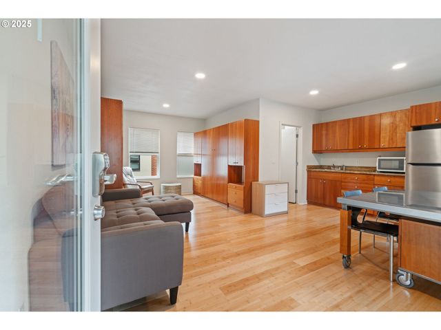 1135 Nw IRVING St, Portland, OR 97209