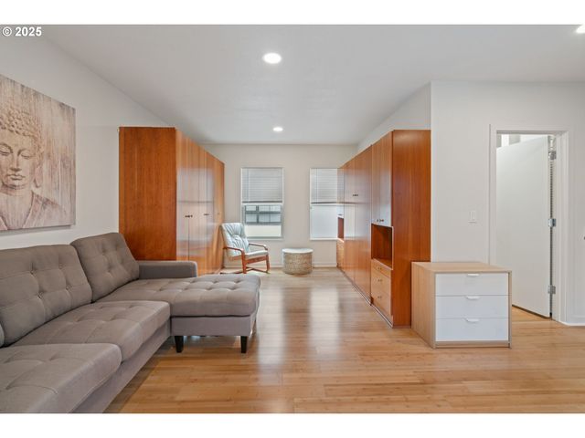 1135 Nw IRVING St, Portland, OR 97209