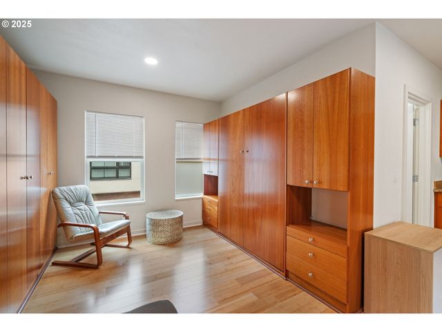 1135 Nw IRVING St, Portland, OR 97209