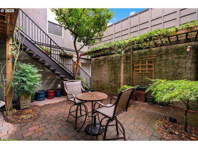 1135 Nw IRVING St, Portland, OR 97209