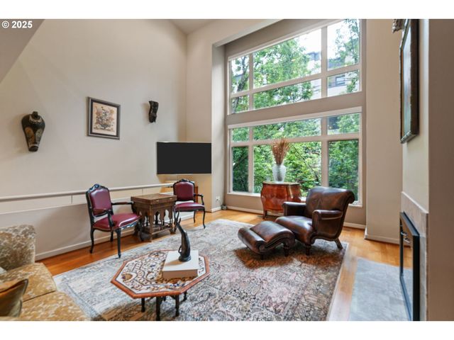 1135 Nw IRVING St, Portland, OR 97209