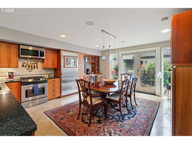 1135 Nw IRVING St, Portland, OR 97209