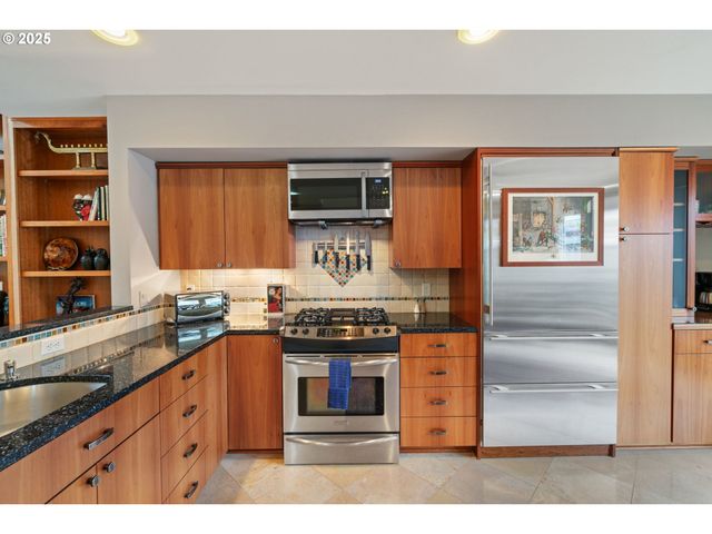 1135 Nw IRVING St, Portland, OR 97209