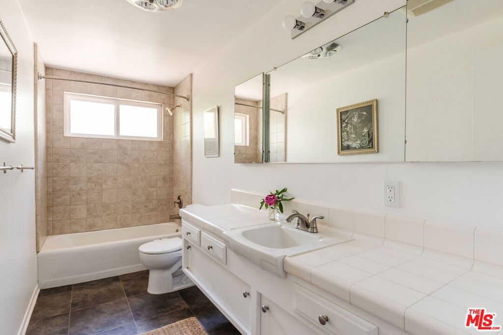 Image 17 of property listing at 15900 Acre Street, North Hills, CA 91343