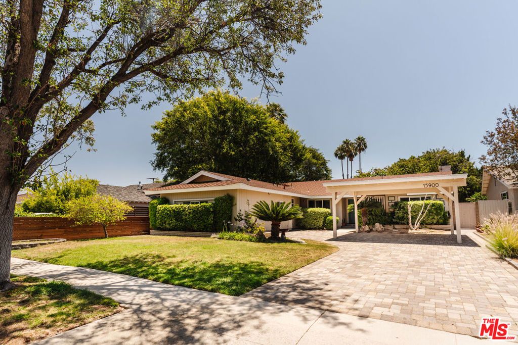 Image 2 of property listing at 15900 Acre Street, North Hills, CA 91343
