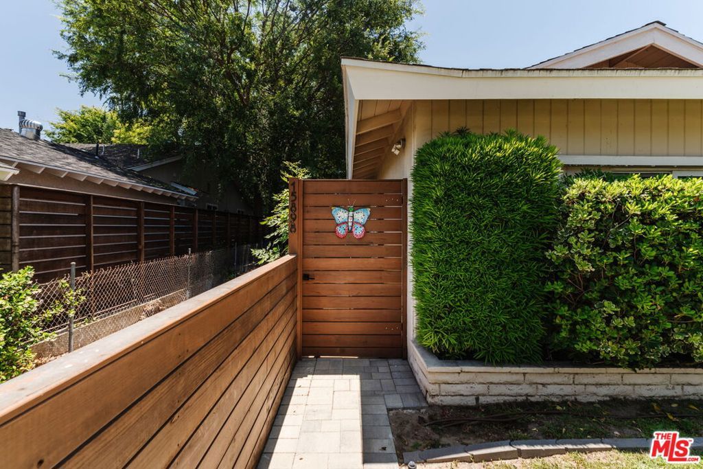 Image 21 of property listing at 15900 Acre Street, North Hills, CA 91343
