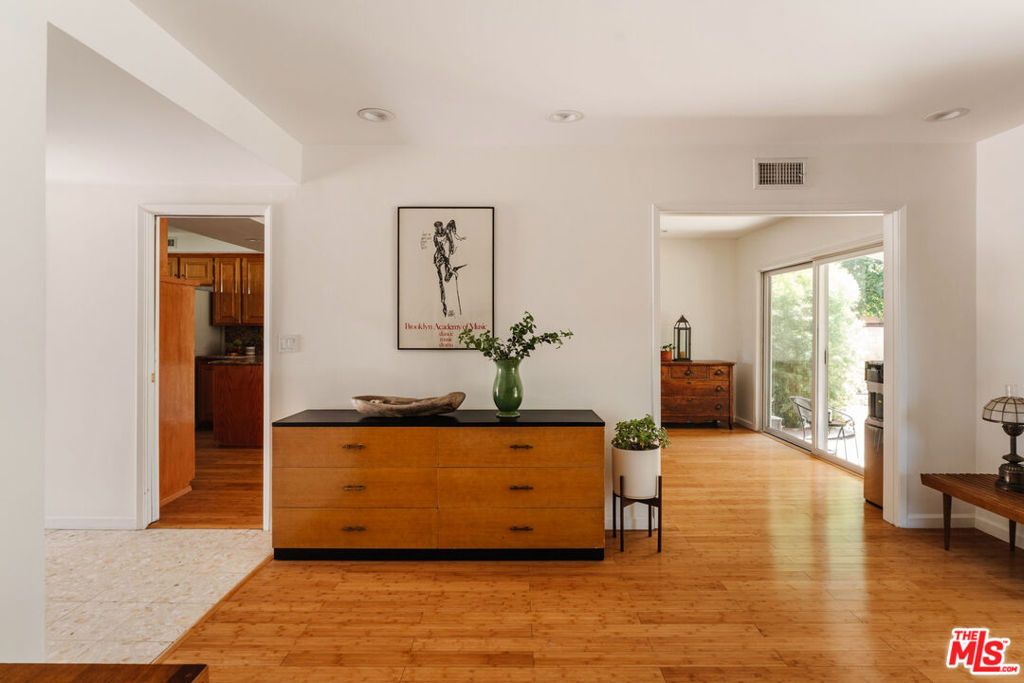 Image 33 of property listing at 15900 Acre Street, North Hills, CA 91343