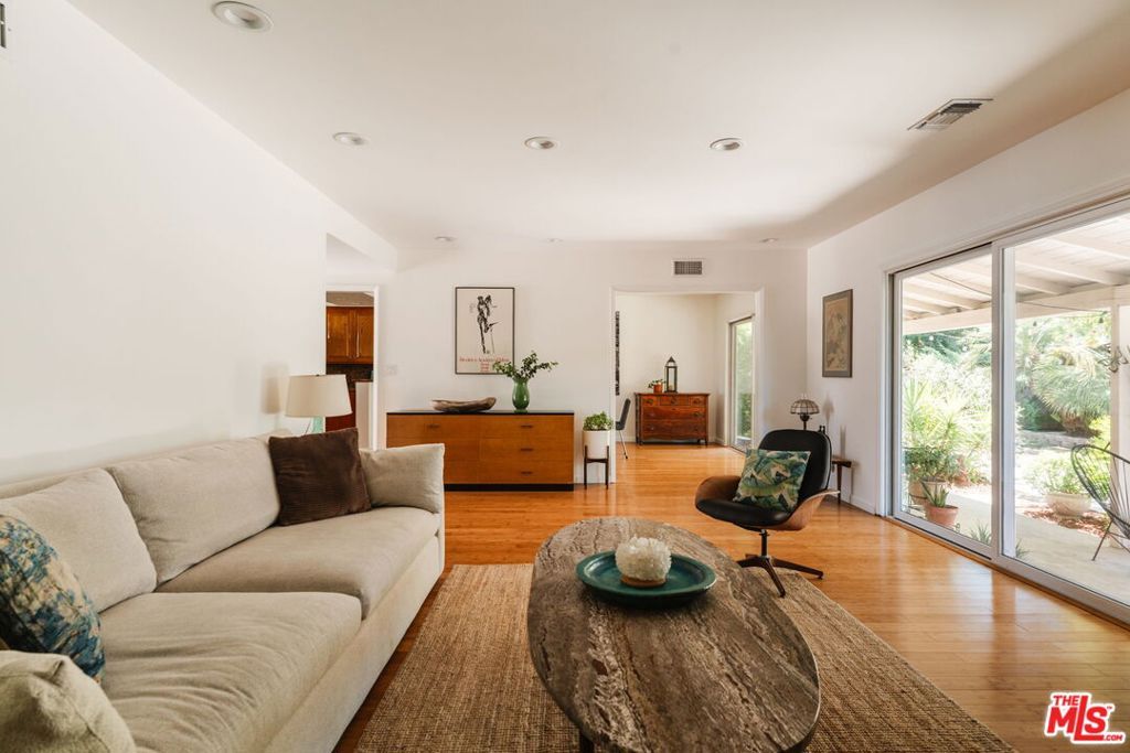 Image 4 of property listing at 15900 Acre Street, North Hills, CA 91343