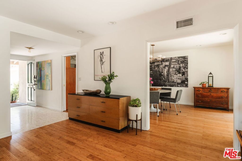 Image 5 of property listing at 15900 Acre Street, North Hills, CA 91343
