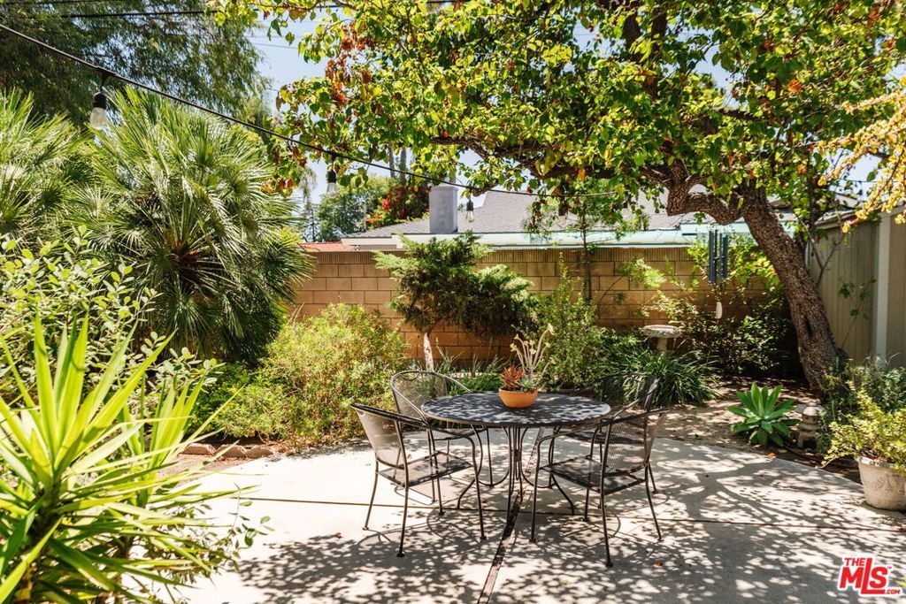 Image 6 of property listing at 15900 Acre Street, North Hills, CA 91343