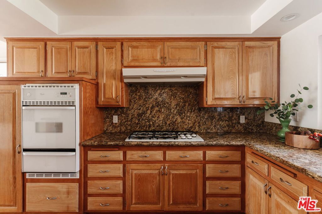 Image 7 of property listing at 15900 Acre Street, North Hills, CA 91343