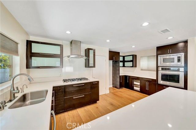 21817 Providencia Street, Woodland Hills (los Angeles), CA 91364