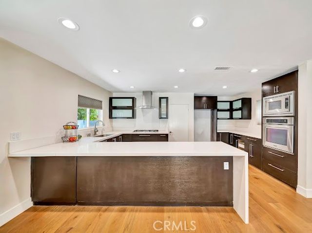 21817 Providencia Street, Woodland Hills (los Angeles), CA 91364