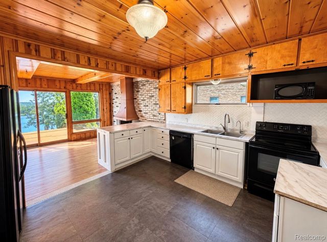 18425 Pellett Drive, Rose Township, MI 48430