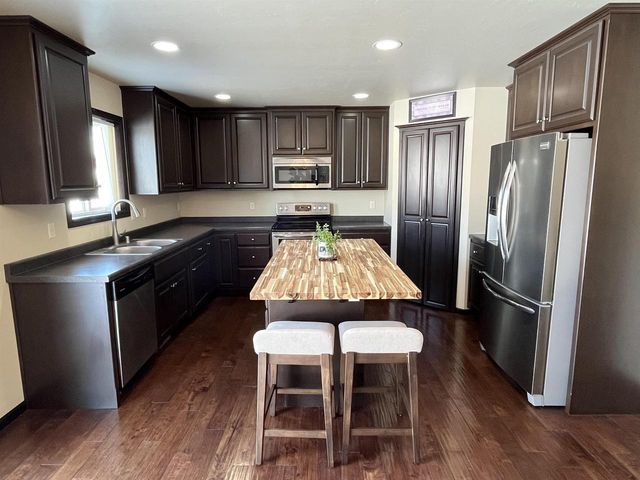 600 CASTLESTONE COURT, Hobart, WI 54155