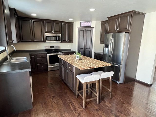 600 CASTLESTONE COURT, Hobart, WI 54155