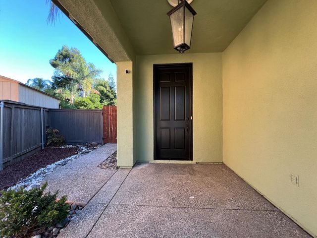 5716 Alder Bridge Ct, Elk Grove, CA 95757