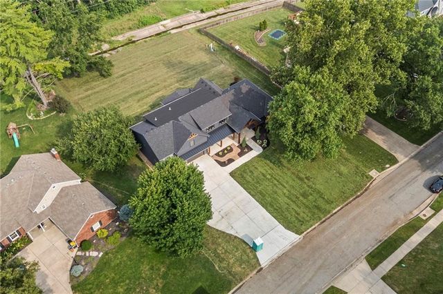 9517 Linden Street, Overland Park, KS 66207