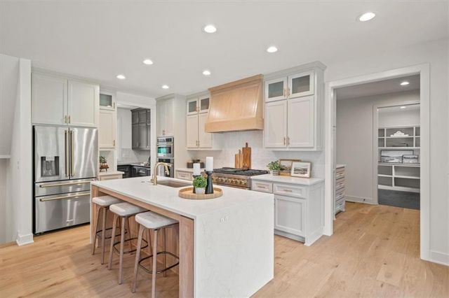 9517 Linden Street, Overland Park, KS 66207