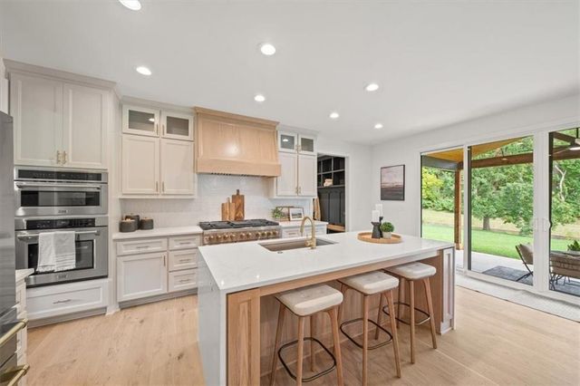 9517 Linden Street, Overland Park, KS 66207