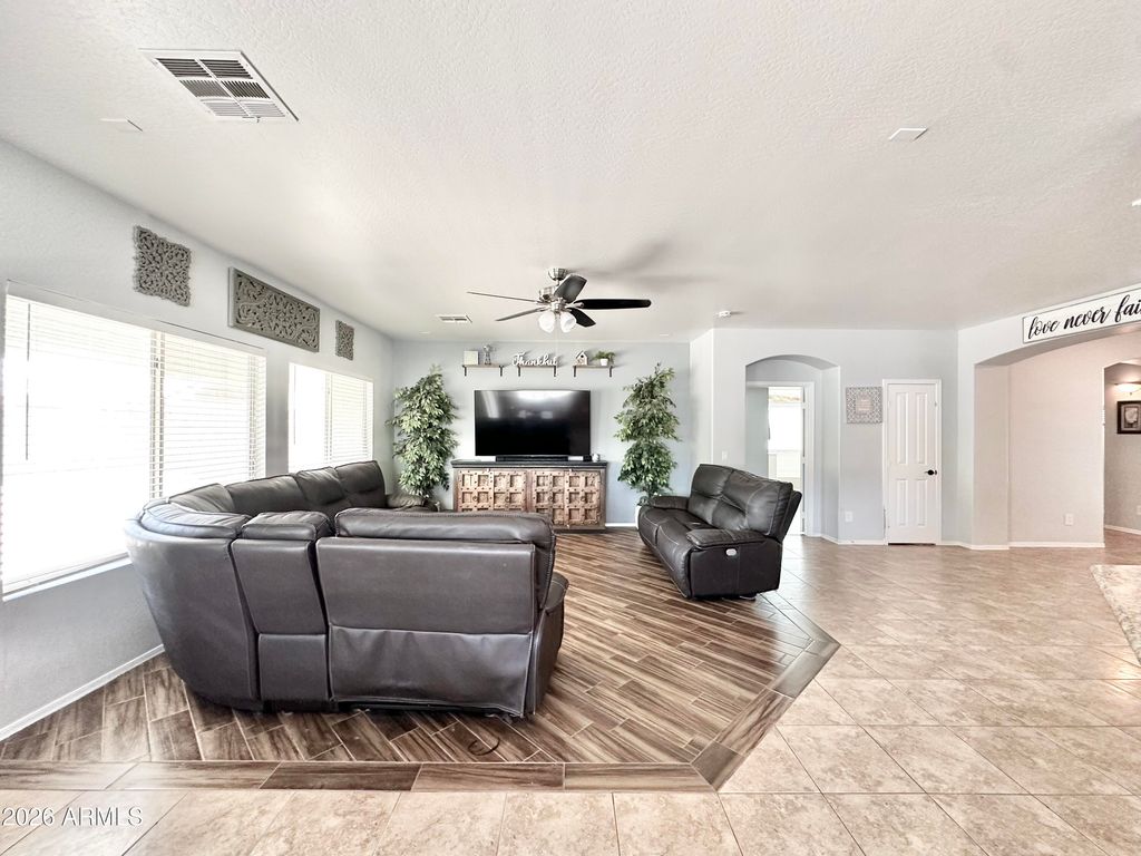 Image 7 of property listing at 16433 W MESCAL Street, Surprise, AZ 85388