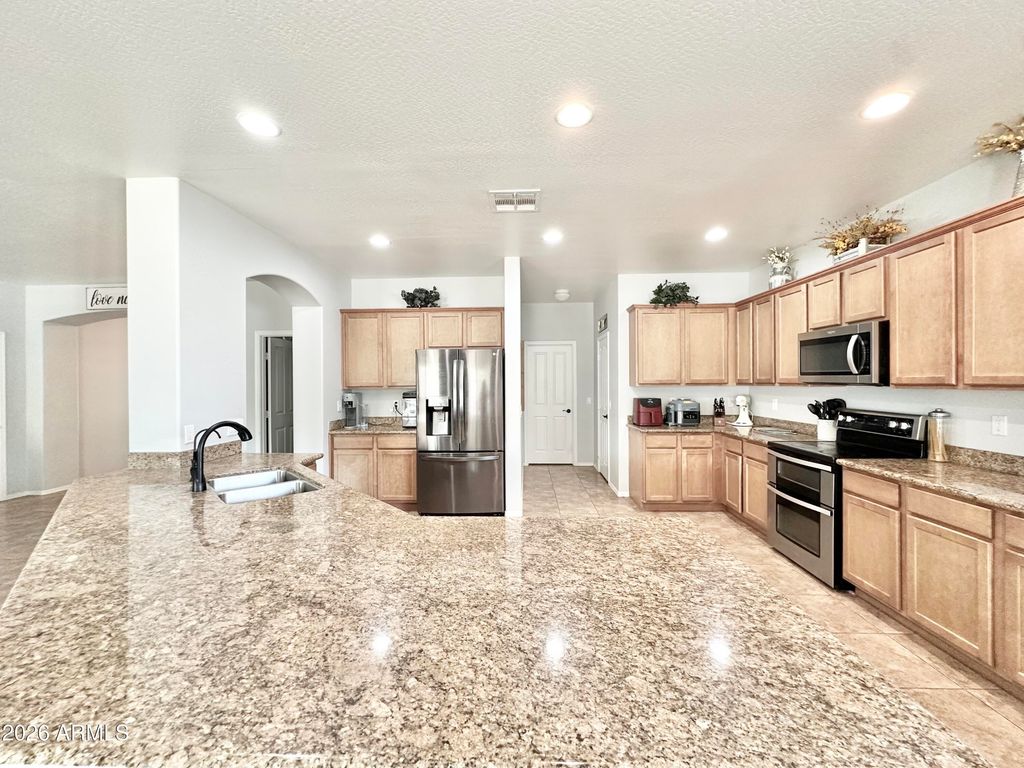 Image 8 of property listing at 16433 W MESCAL Street, Surprise, AZ 85388