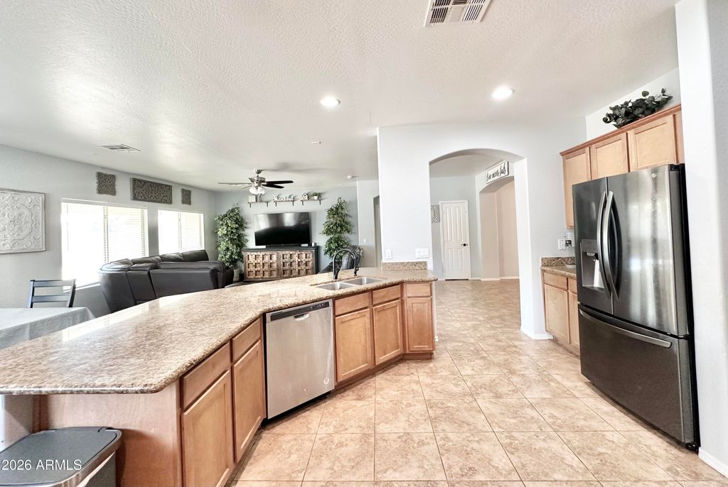Image 9 of property listing at 16433 W MESCAL Street, Surprise, AZ 85388