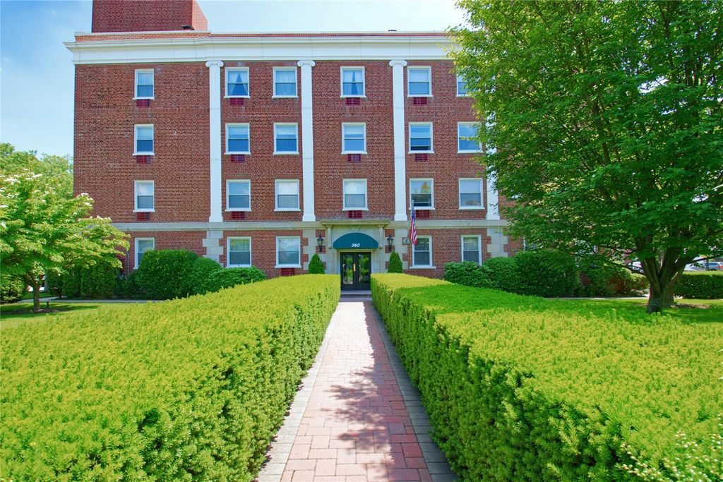 360 Stewart Avenue 3B, Garden City, NY 11530