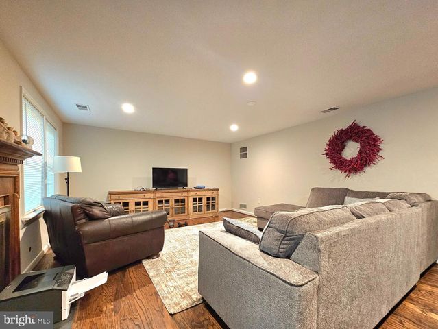 7823 PAINTED DAISY DR, Springfield, VA 22152