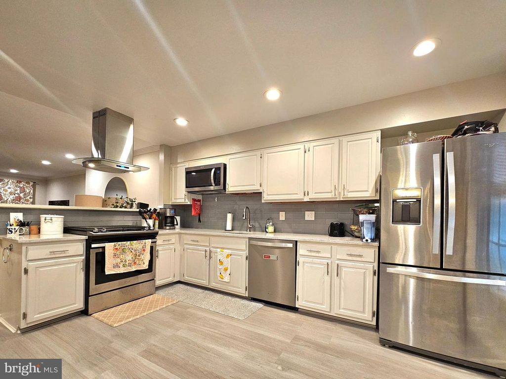 7823 PAINTED DAISY DR, Springfield, VA 22152