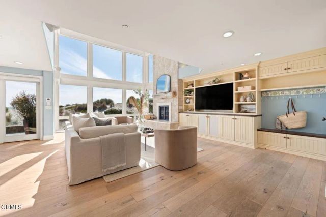 1096 Belfast Lane, Ventura, CA 93001