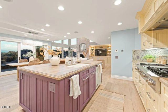 1096 Belfast Lane, Ventura, CA 93001