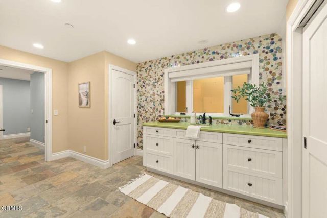 1096 Belfast Lane, Ventura, CA 93001