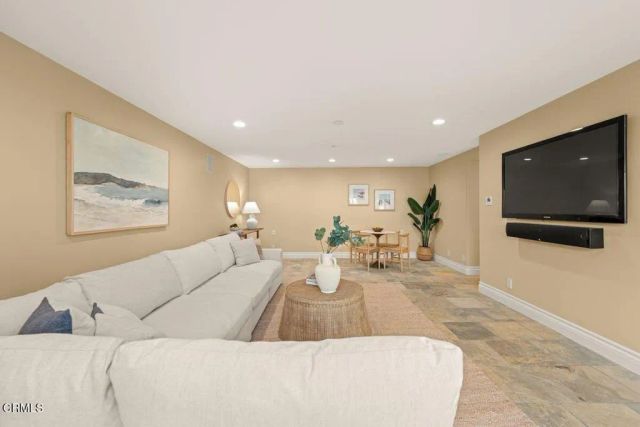 1096 Belfast Lane, Ventura, CA 93001