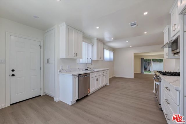 7026 Colbath Avenue, Van Nuys (los Angeles), CA 91405