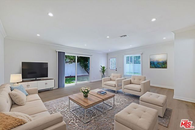 7026 Colbath Avenue, Van Nuys (los Angeles), CA 91405