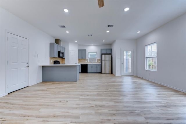 8203 Woodlyn Road F, Houston, TX 77028