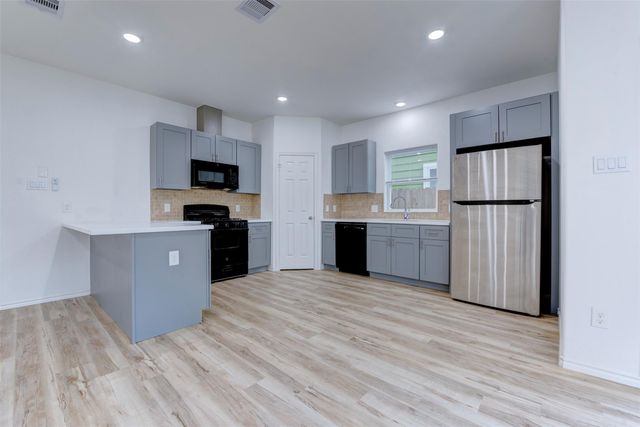 8203 Woodlyn Road F, Houston, TX 77028