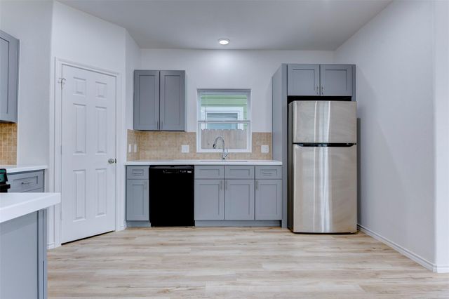 8203 Woodlyn Road F, Houston, TX 77028