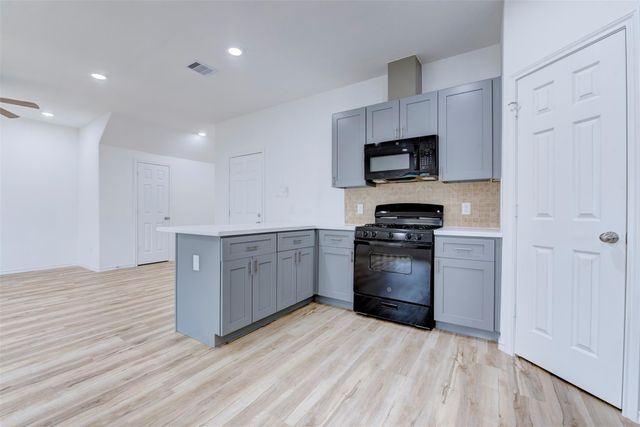 8203 Woodlyn Road F, Houston, TX 77028