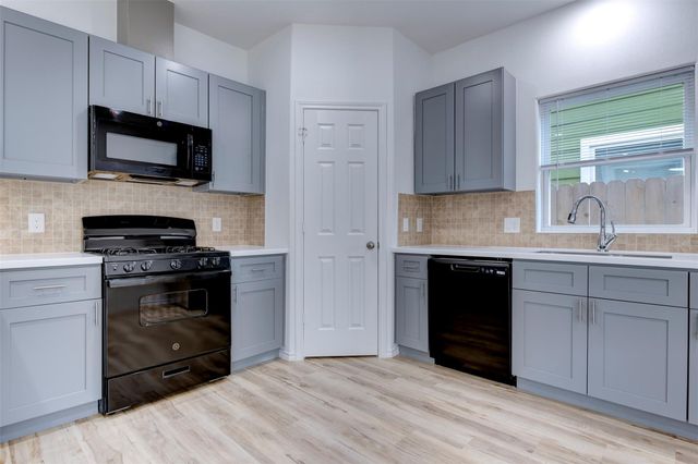 8203 Woodlyn Road F, Houston, TX 77028