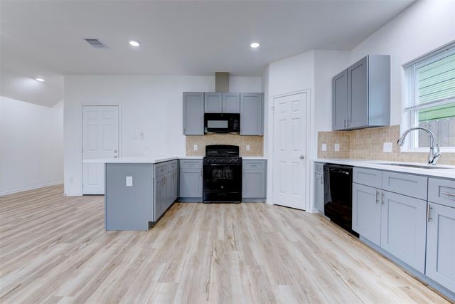 8203 Woodlyn Road F, Houston, TX 77028