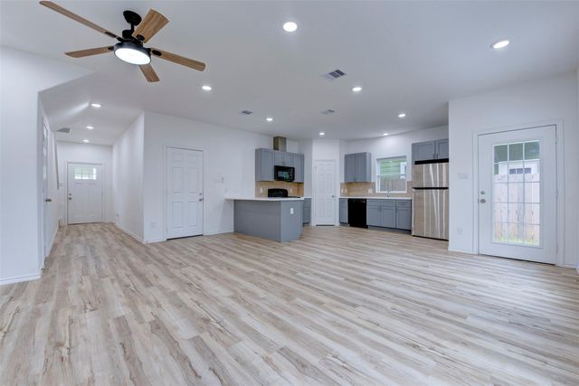 8203 Woodlyn Road F, Houston, TX 77028