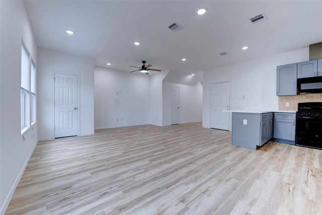 8203 Woodlyn Road F, Houston, TX 77028